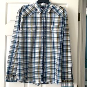 LUCKY BRAND Men’s plaid shirt w/ pearlized snaps. 1 button at neckline.